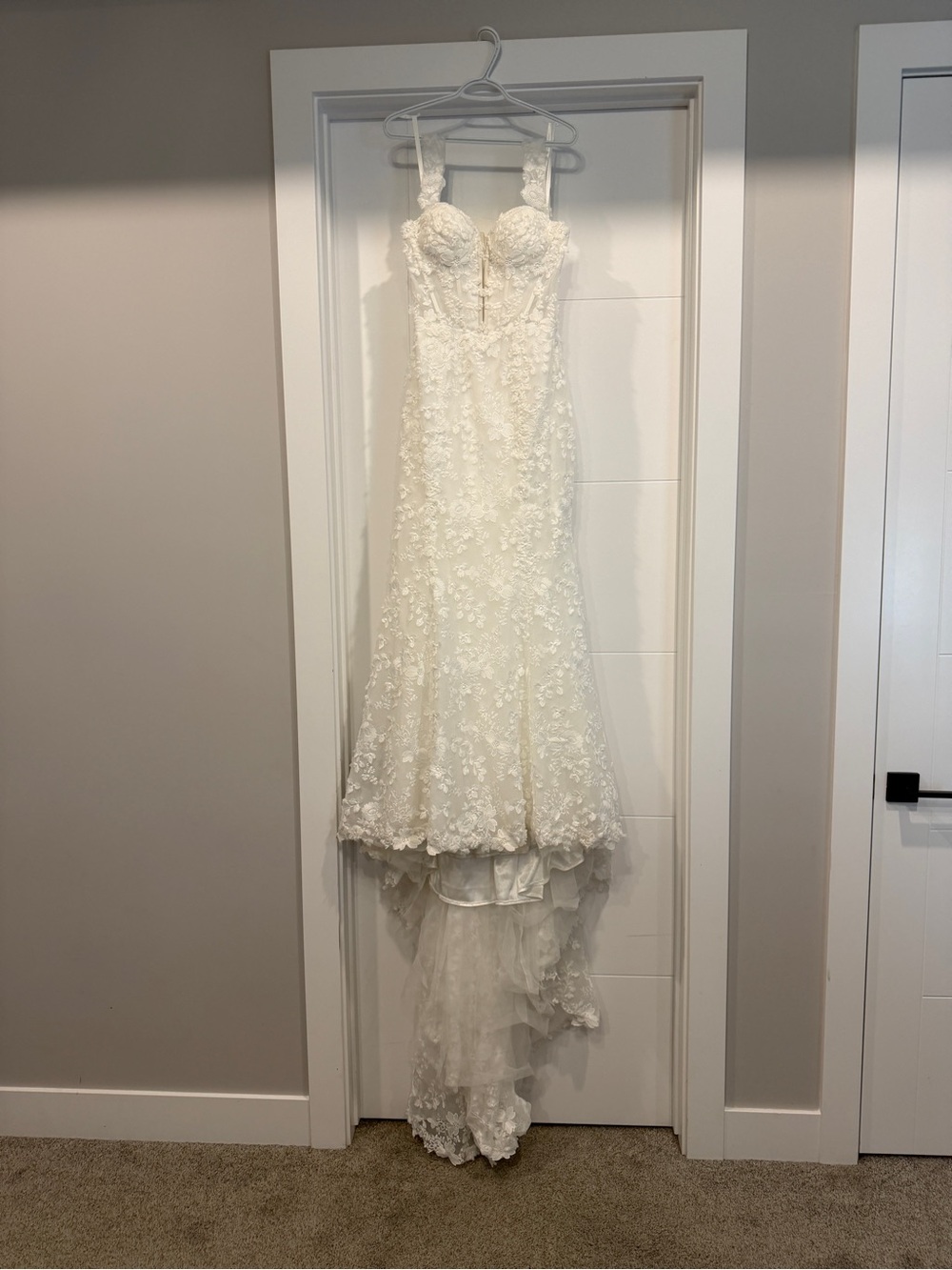 Elegant Lace Ivory Wedding Dress with Sweetheart Neckline